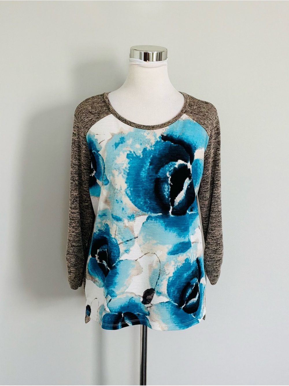 Women’s Style&Co. Blue Floral Front, Taupe&Black Knit Back 3/4 Sleeve Top PLarge